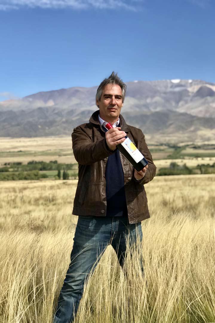 Patrick Blousson sosteniendo botella de Finca Blousson del Sol