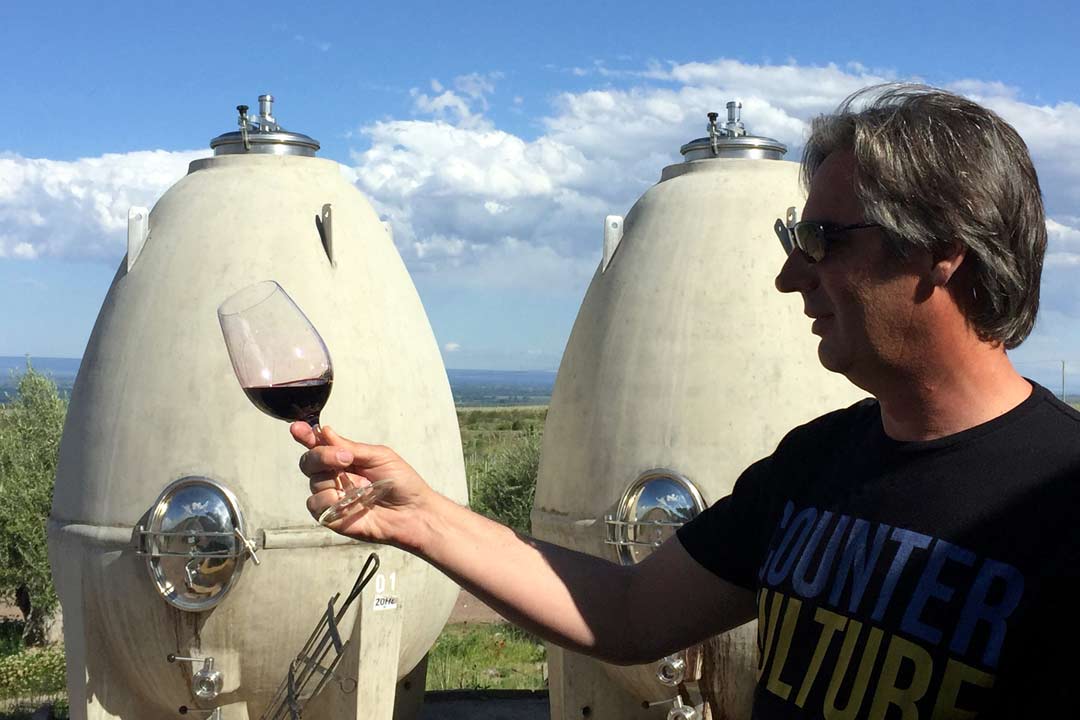 Patrick Blousson catando vino